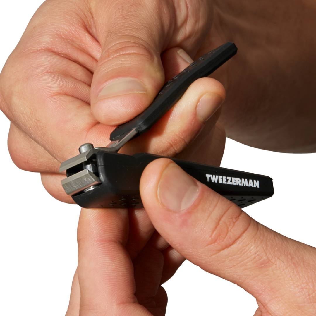 Precision grip fingernail clipper